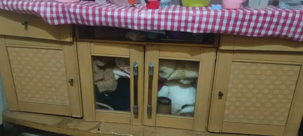 Meja tv ada rak penyimpanan jumbo