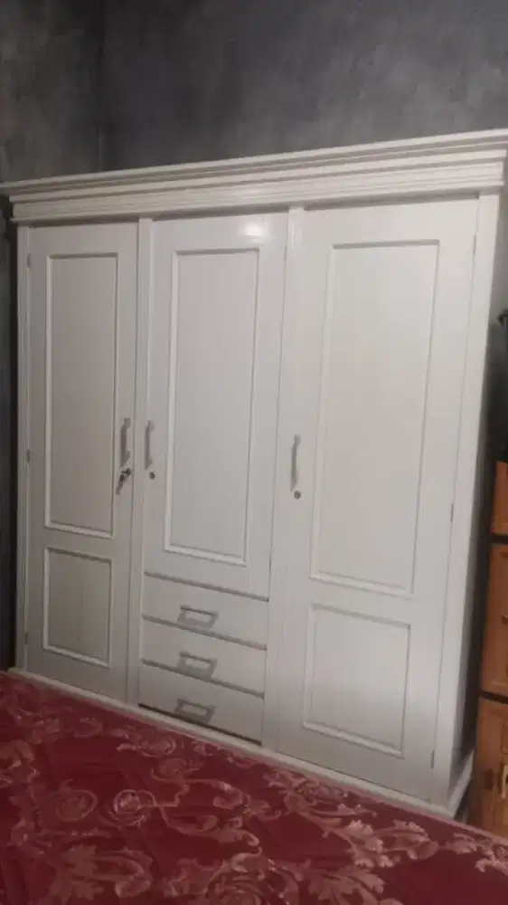 Lemari, Meja Rias dan Dipan (tempat tidur)