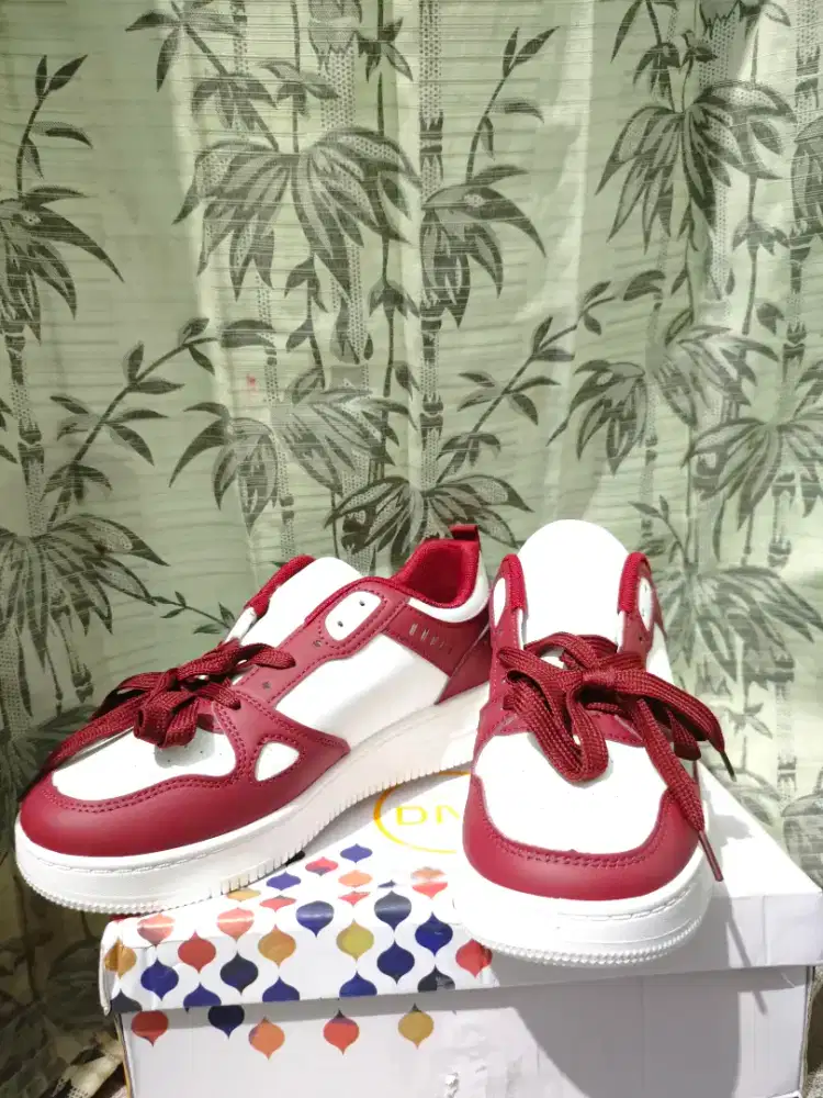 Sepatu sneaker wanita