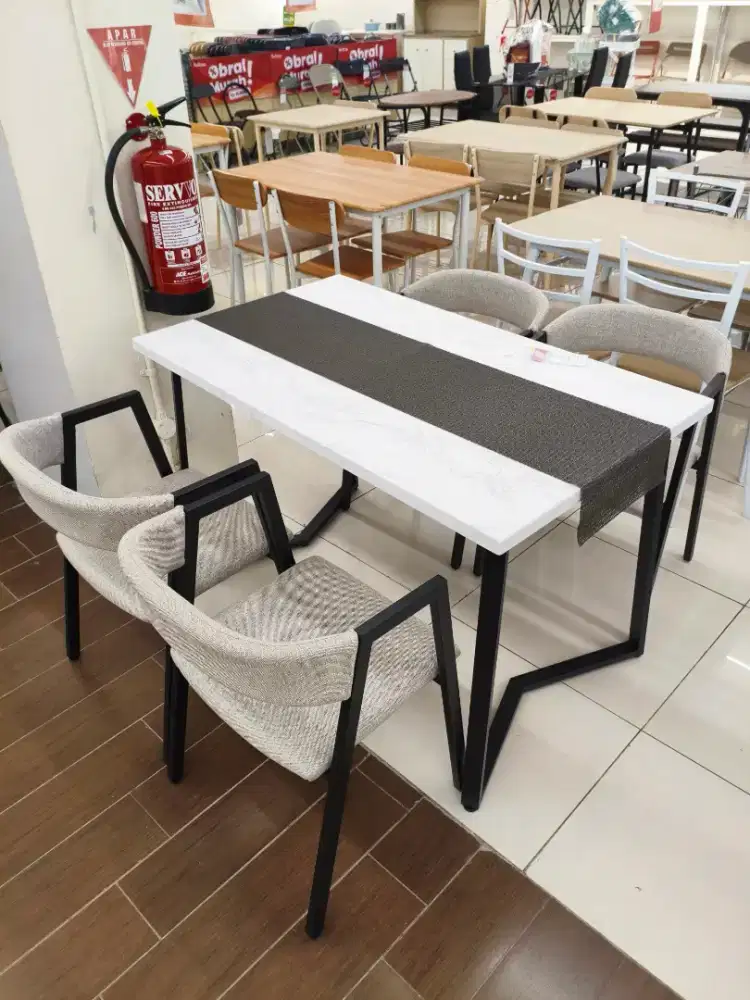 Meja makan minimalis