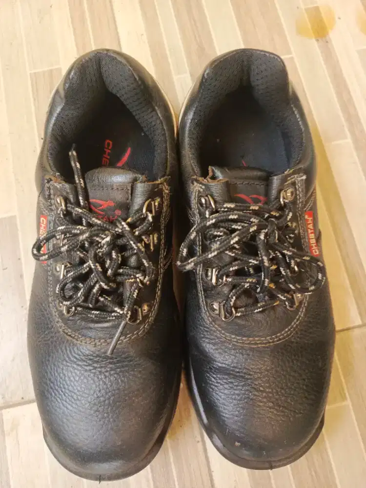 Sepatu sefty Cheetah UK.40