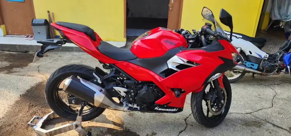 kawasaki ninja mulus no minus. ban baru. aki baru