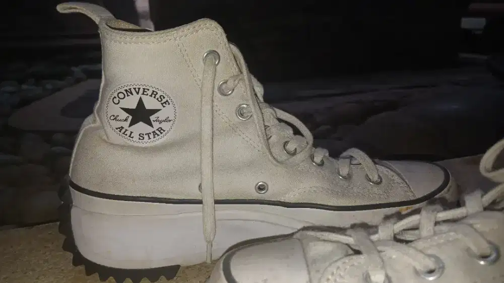 Sepatu converse putih runstar