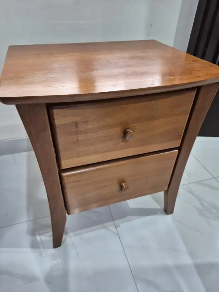 Jual bekas, 2 nakas kayu nyatoh