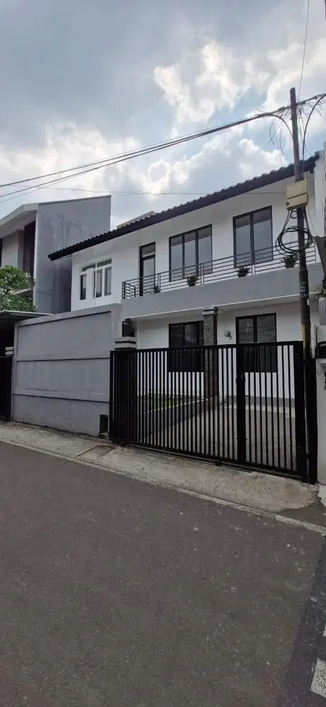 dijual rumah siap huni Lt 240m2 tingkat 2 lantai 4KT