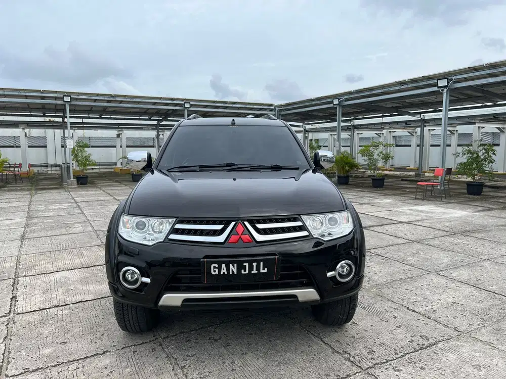 Mitsubishi Pajero Sport Dakkar 2014 Hitam Km Low