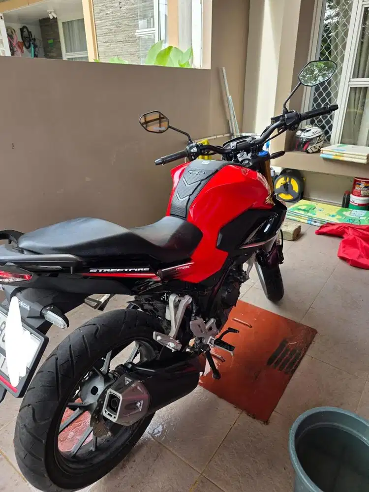 Dijamin masih seperti baru. Dijual cepat dan murah Motor Honda CB 150R