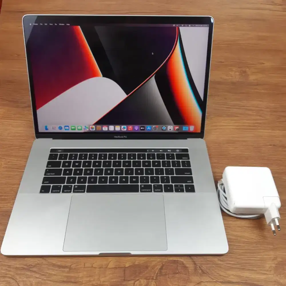 Macbook pro 2017 layar 15 inch ram 16gb ssd 512gb core i7 bisa cod