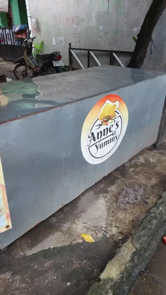 Meja besi model panjang