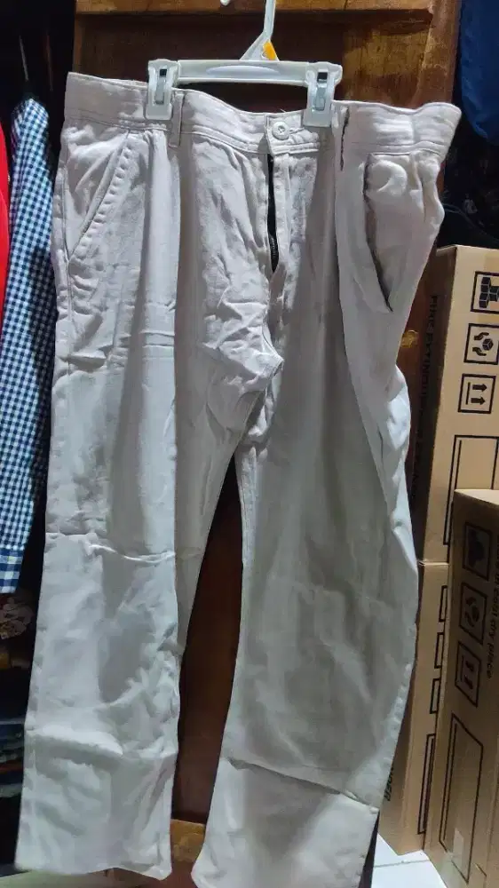 Celana panjang pria cream