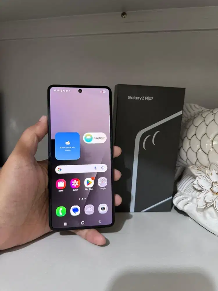 Samsung Z Flip 7 5G ram 12/256 GB Fullset Garansi resmi 10 bulan lagi