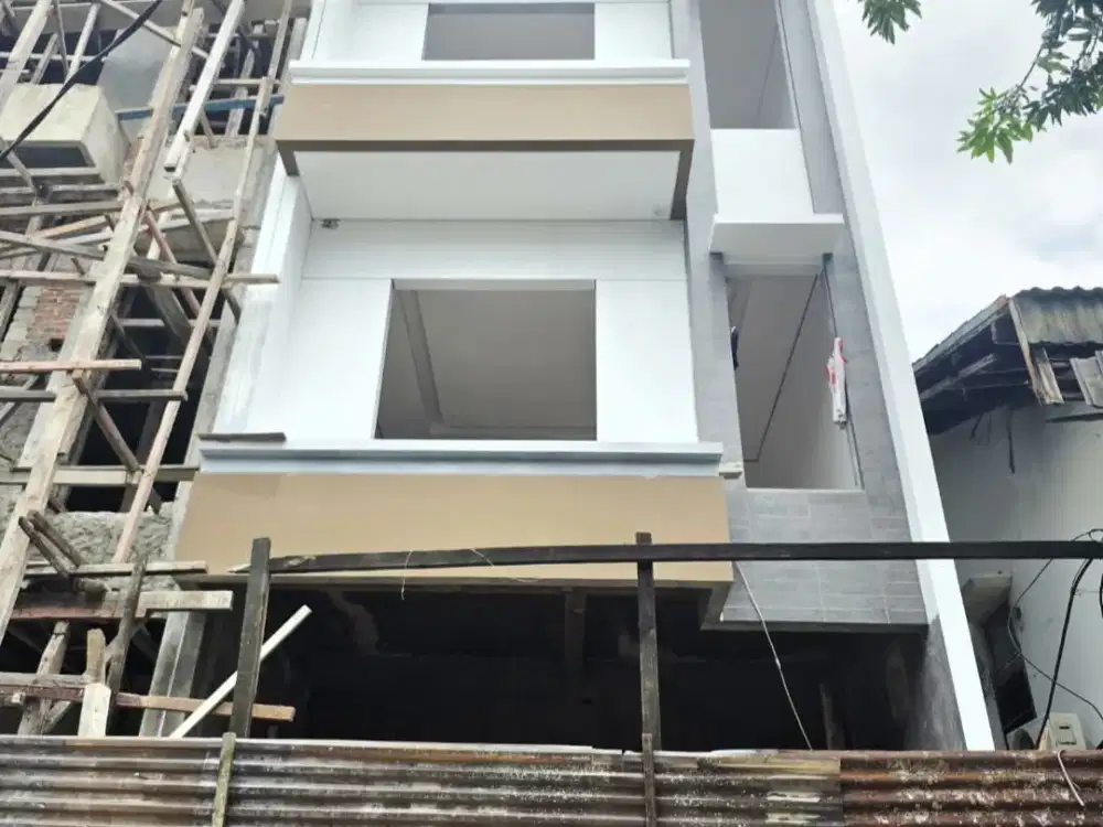 ANA RUMAH BARU UK 5X15M DI KOMPLEK TAMAN RATU