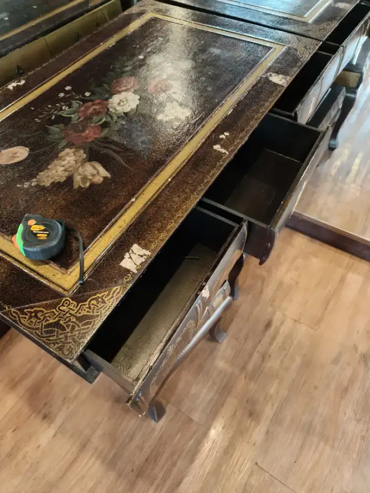 Antik table with 4 chairs