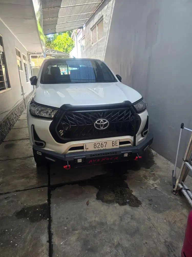 Toyota Hilux 2.5 G Solar D-Cab MT putih Pembelian Januari 2024. (L)