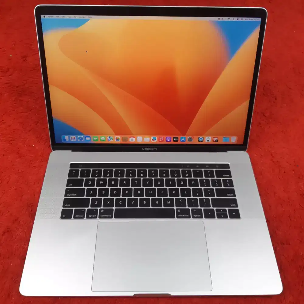 Macbook pro 2017 layar 15 inch ram 16gb ssd 512gb i7 dual vga bisa cod