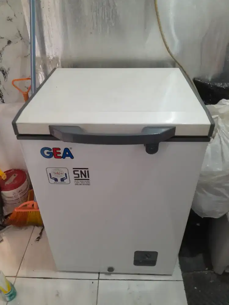 Kulkas / freezer box Gea 100 liter, baru pakai 2 tahun