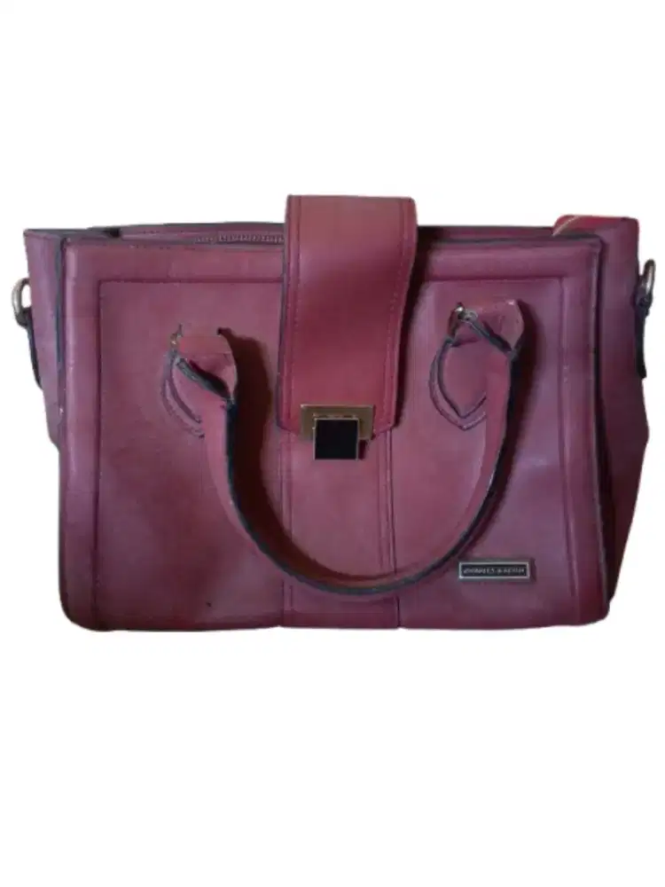 Tas Charles & Keith.