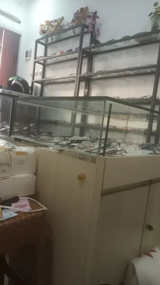 Dijual etalase optik