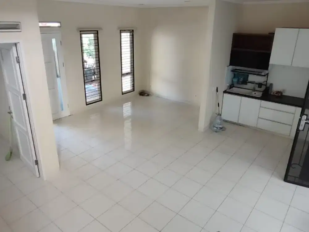 Rumah 2 lantai 4+1 kamar hadap selatan di New Jasmine