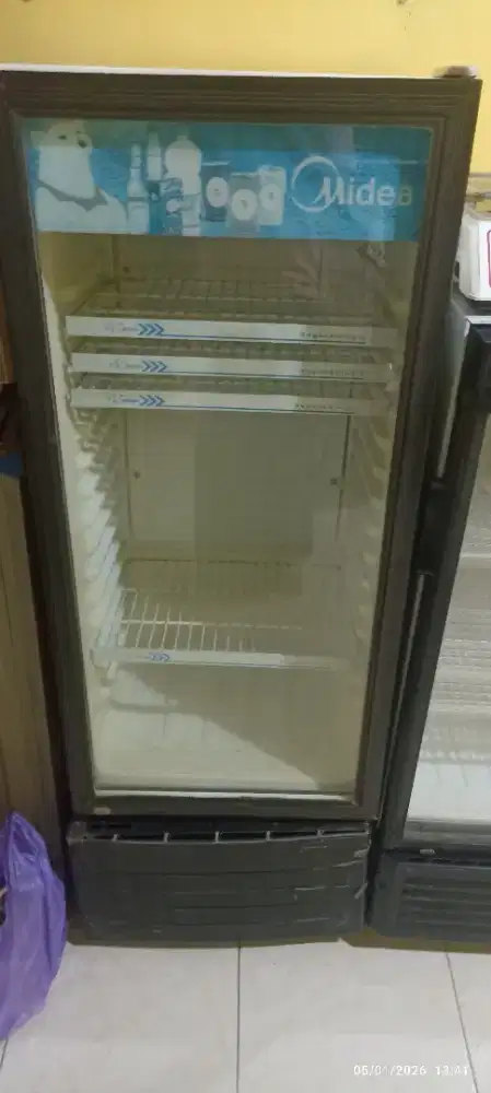 Showcase atau kulkas bekas tinggi sedang