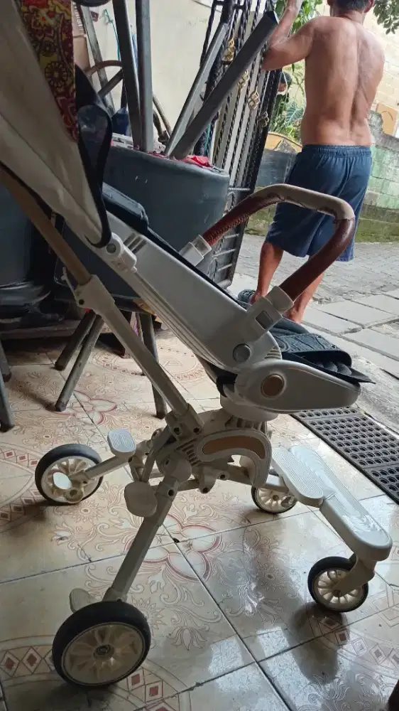 Dijual stroller kondisi normal lecet sarung tangan bekas pemakaian.