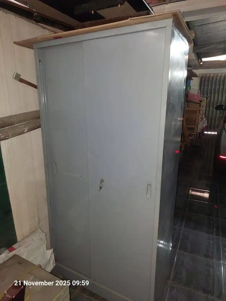 Dijual Kabinet 2 pintu Bekas, T=183cm P=91cm L=46cm