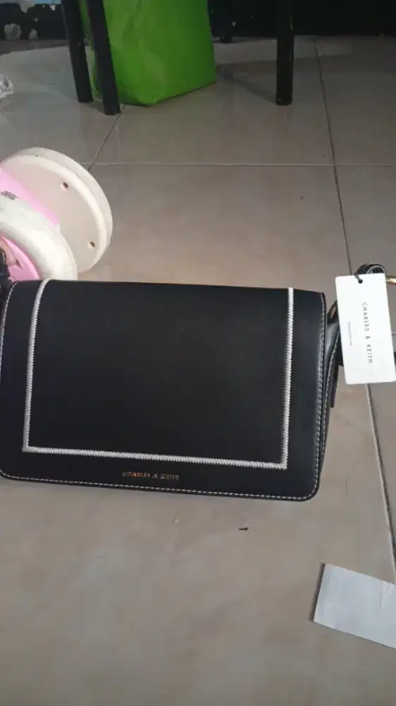 Tas Charles and Keith hitam