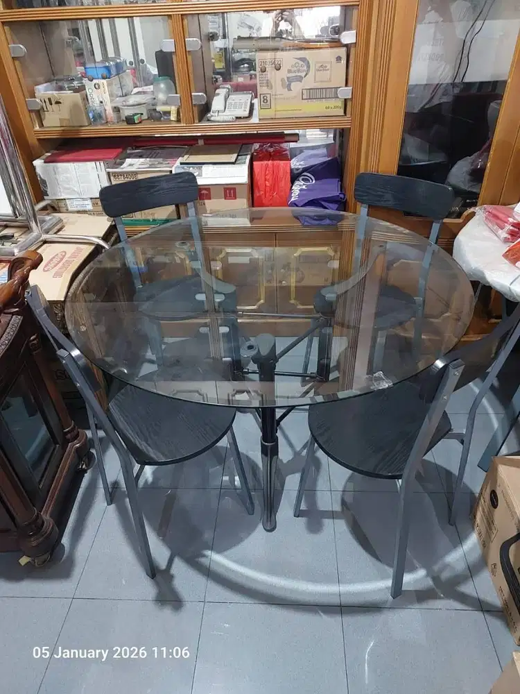 Dijual Meja Makan Kaca Bekas, 4 bangku, Diameter 120cm, Tinggi 74cm