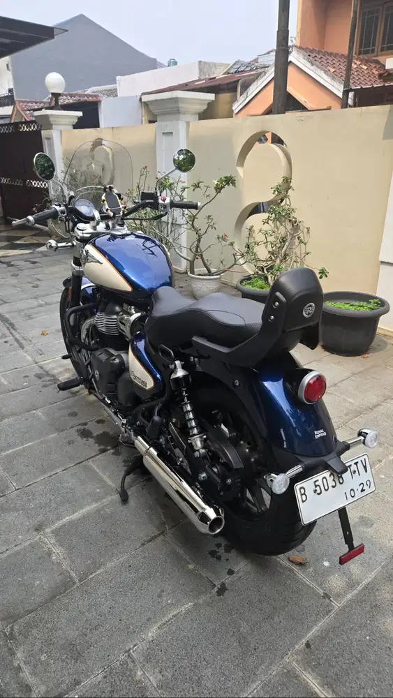 Royal Enfield Super Meteor 650 warna biru putih.