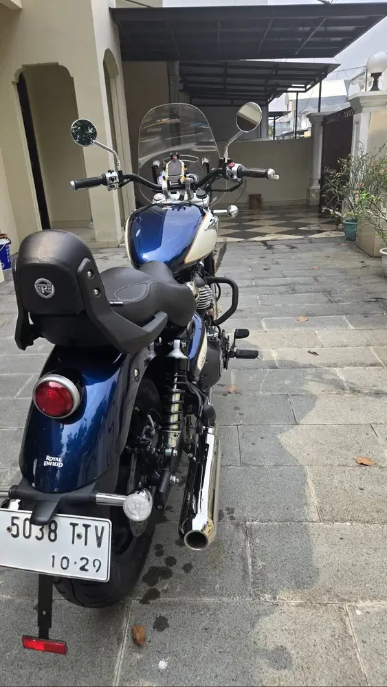 Royal Enfield Super Meteor 650 warna biru putih.