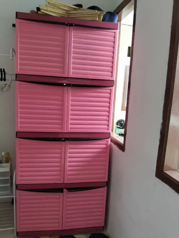 Lemari plastik besar