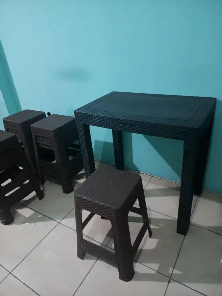 Kursi dan meja plastik