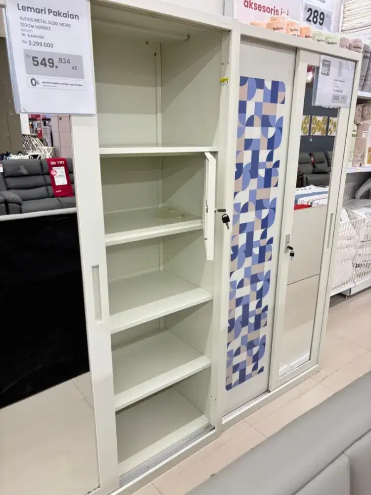 Lemari pakaian besi
