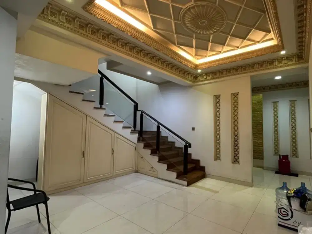 Rumah Bagus terawat 3,5 lantai dengan European Style di Taman Palem