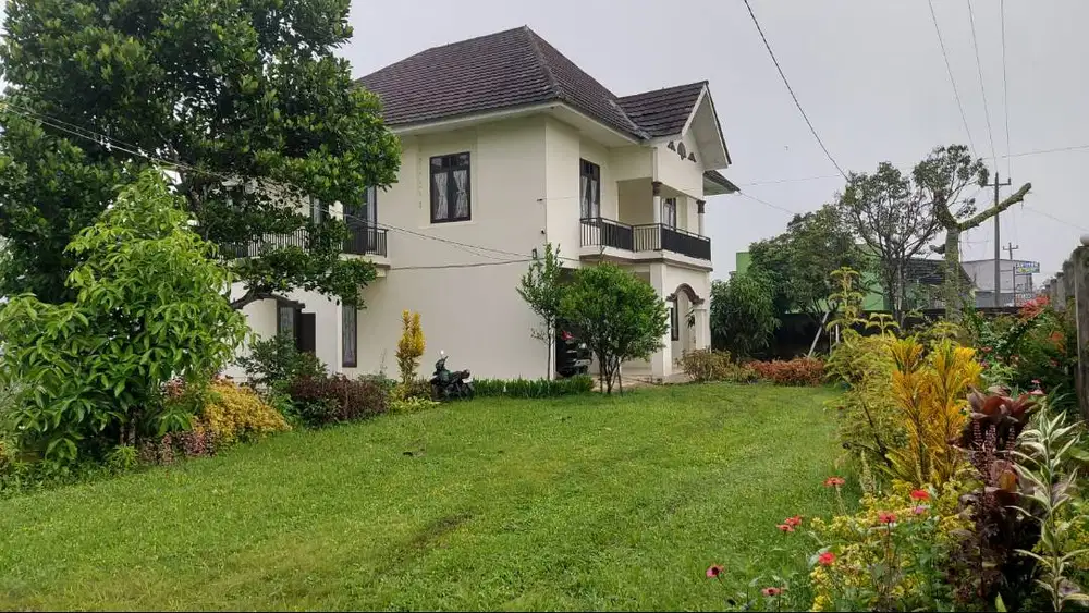 HUNIAN MODERN DENGAN HALAMAN LUAS DAN VIEW GUNUNG DI KOTA WONOSOBO