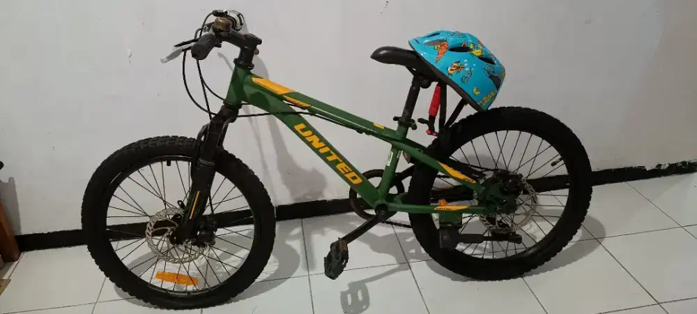 UNITED MONANZA ukuran 20 Untuk anak cakep