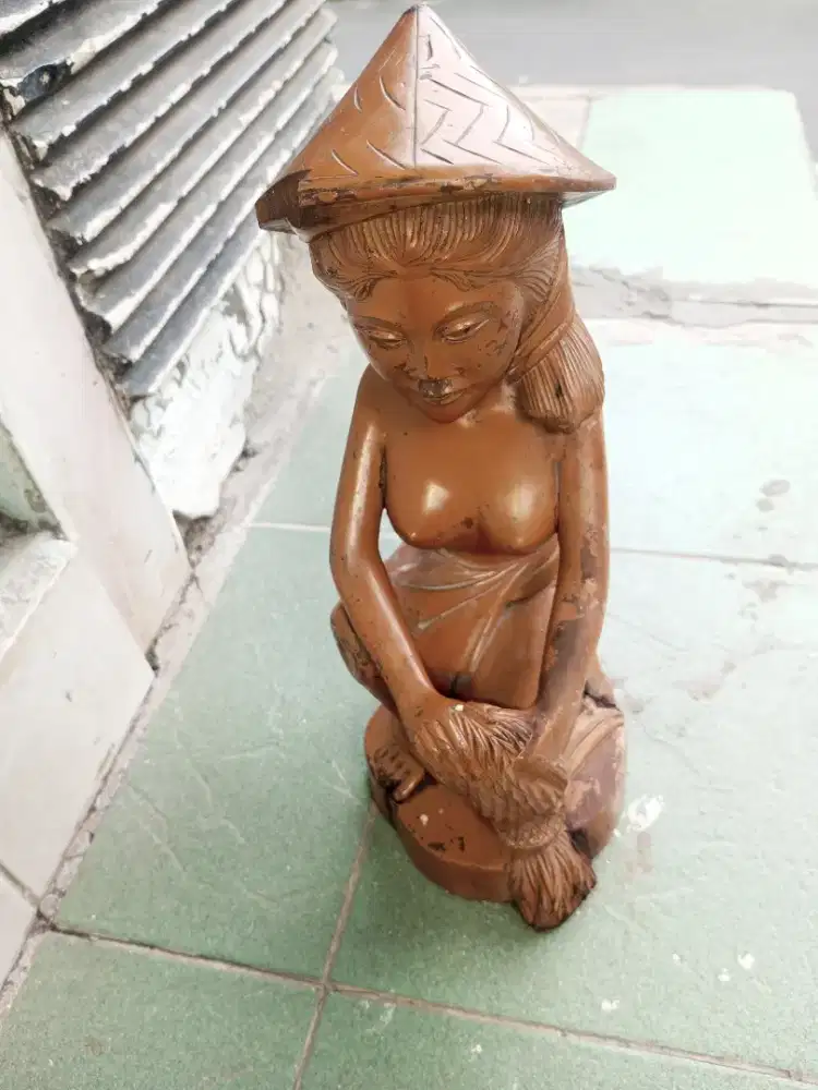 Patung wanita bali