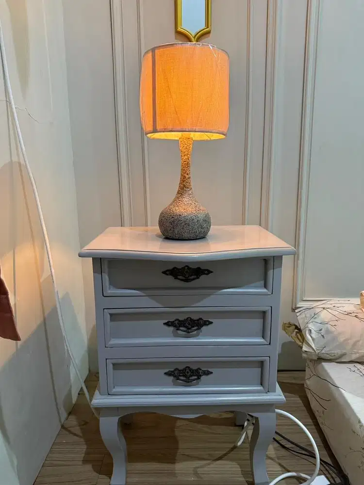 Meja nakas dan lampu