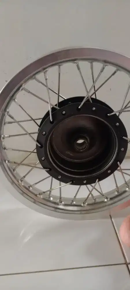 Velg Aloy merek rossi untuk ban belakang