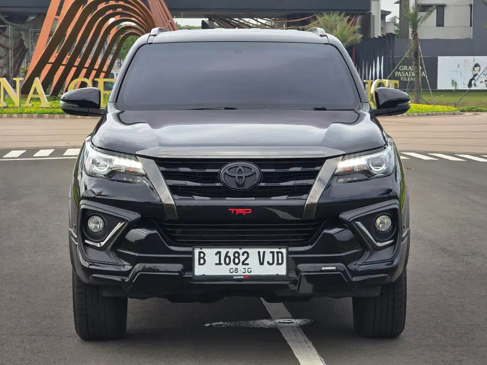 Toyota Fortuner 2.4 VRZ TRD 4x2 Mstic 2020
Hitam Metalik