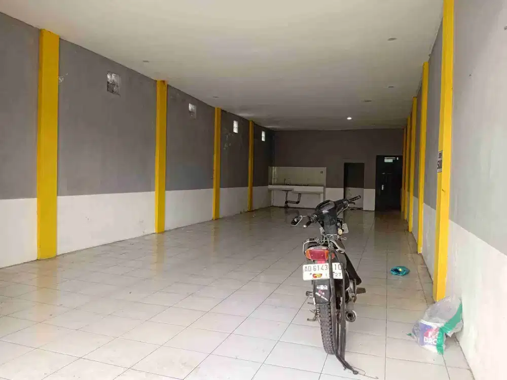 Siap Usaha Strategis Pinggir Jalan Besar Parkir Luas cocok untuk usaha atau kantor