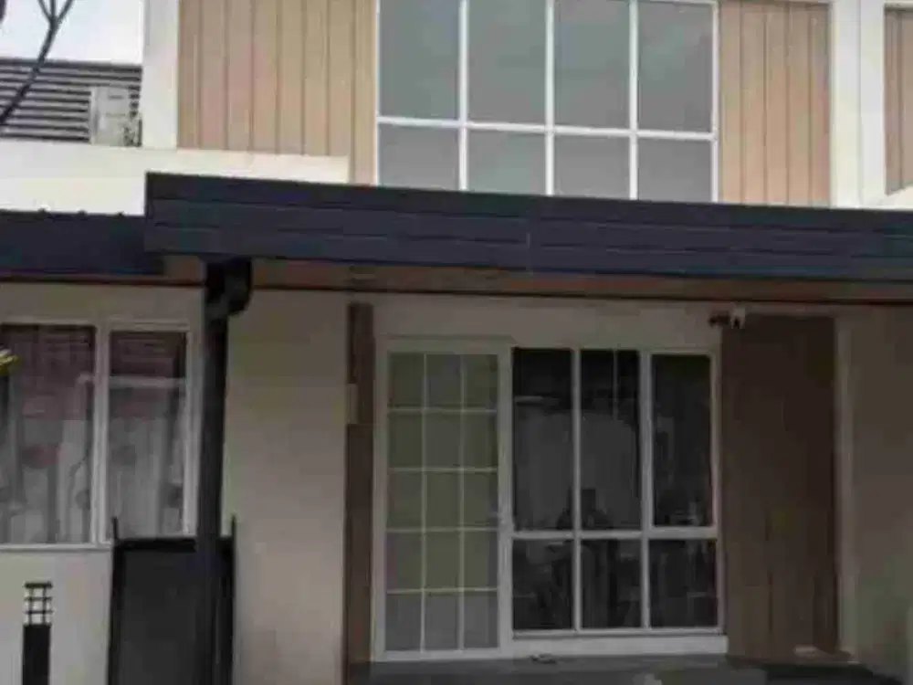 rumah sebelah taman Paramount petals