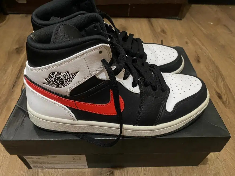Sepatu Air Jordan 1 Mid