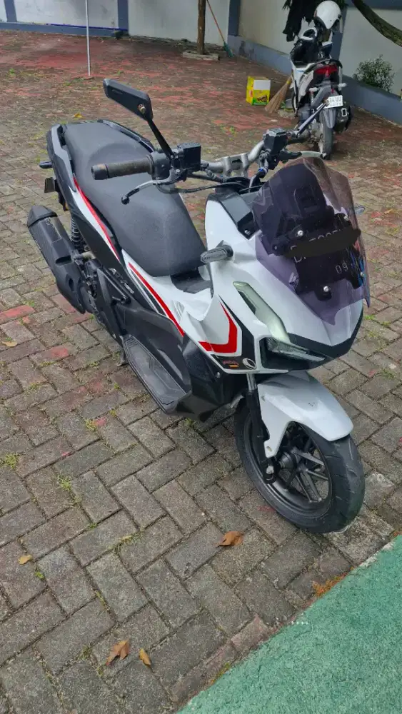 Honda ADV 150 warna putih