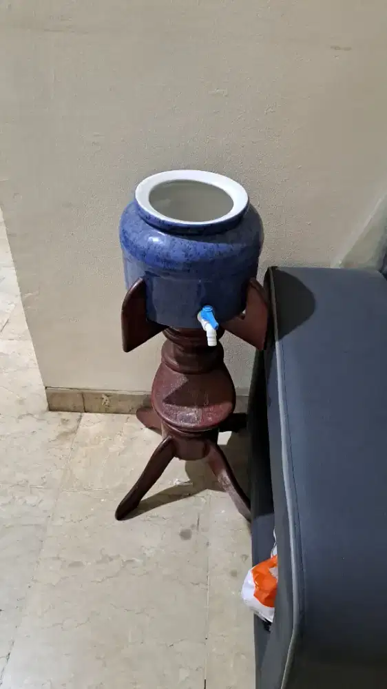 Guci galon air + kaki