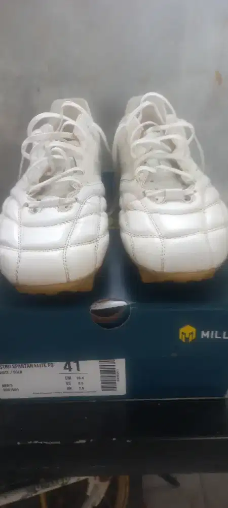 Sepatu bola mills astro spartan
