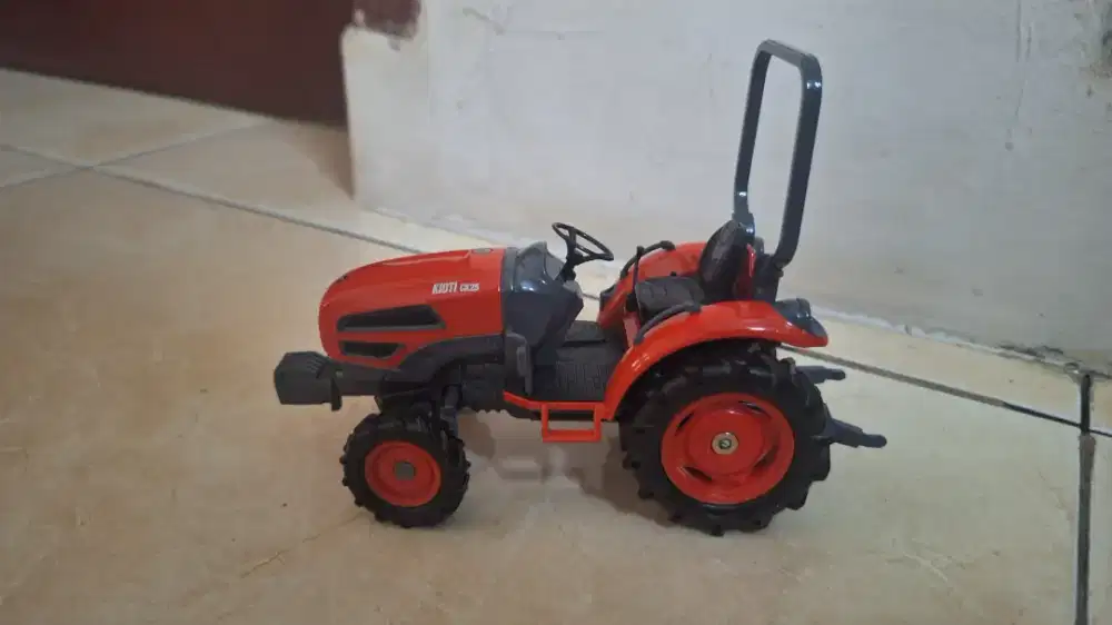 Preloved Mainan - Miniatur Tractor