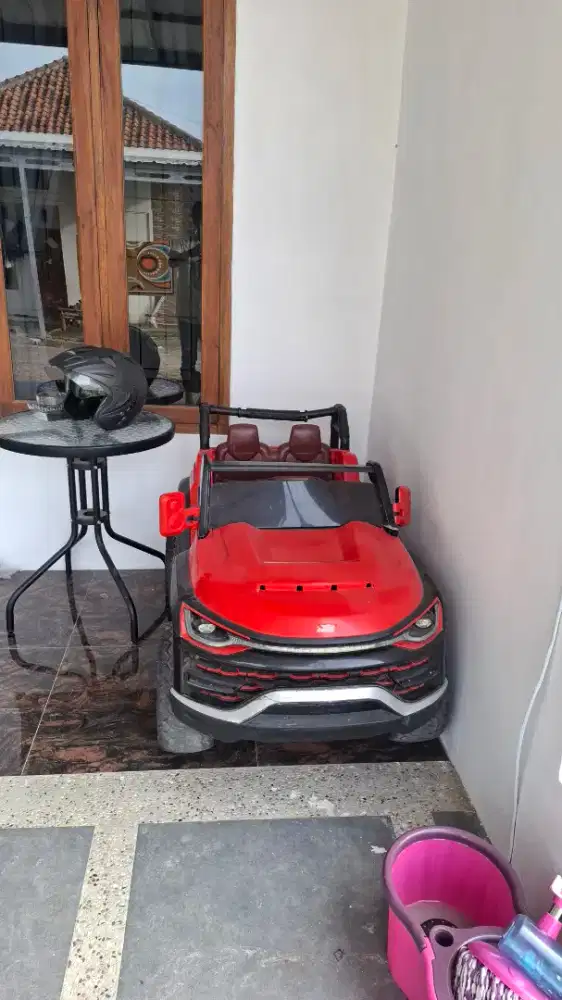 Mobil aki jeep besar