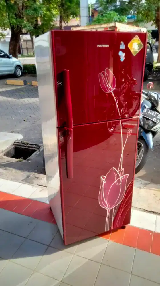 Di jual kulkas merek Polytron 2 pintu