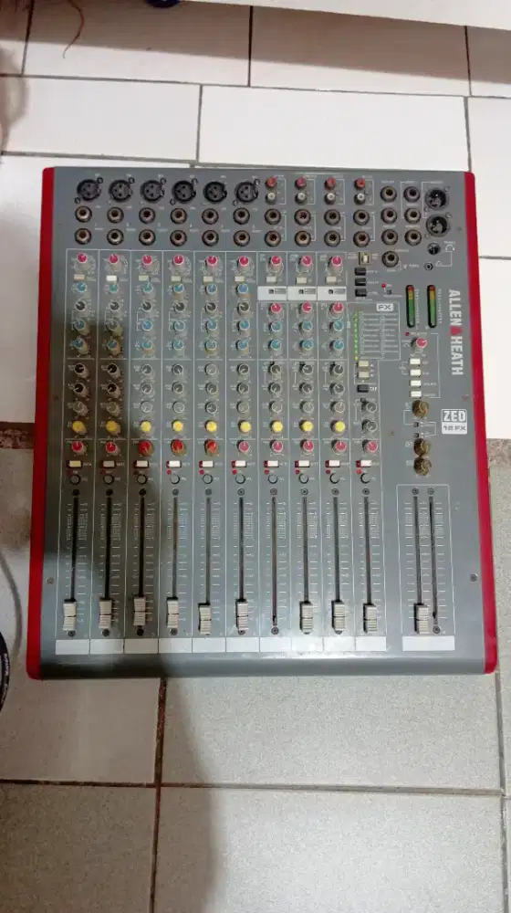 Mixer audio ALLEN HEATH zed 12 beka second